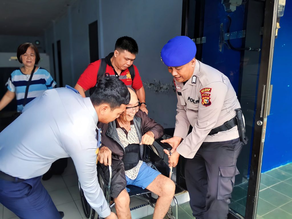 Lakukan Patroli Perairan, Polairud Polres Siak Bantu Lansia Sakit Sampaikan Pesan Pemilu Damai